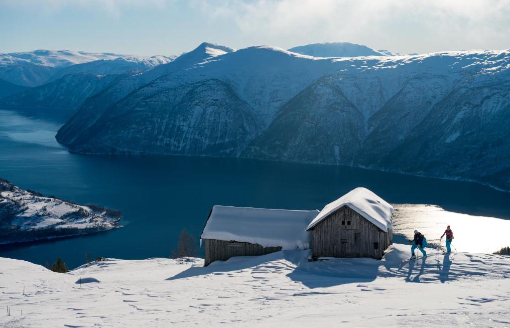 Ski touring in the area surrounding stunning Sognefjorden – Norwegian Adventure Company