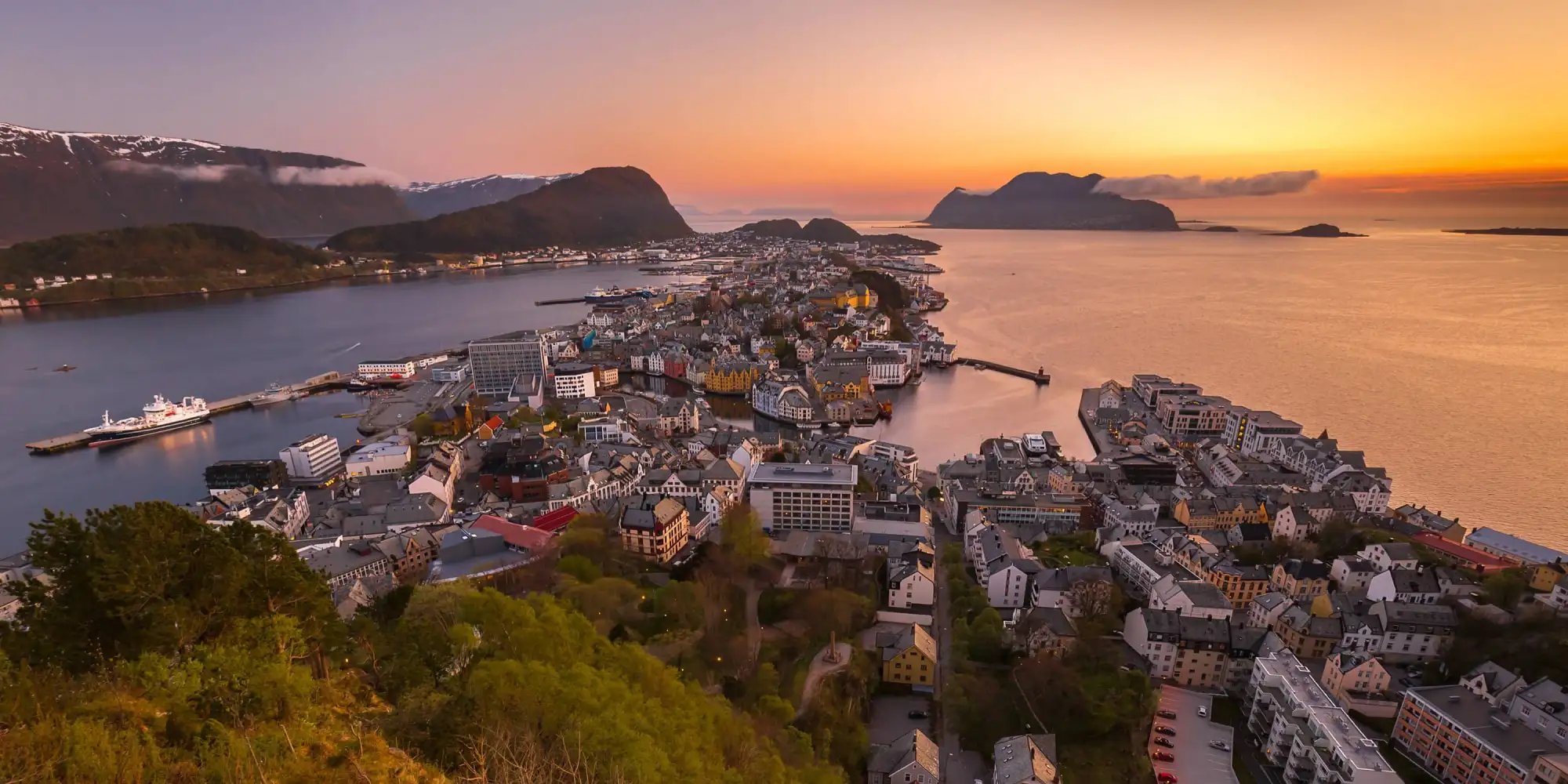 Der fjell møter fjord og hav – Norwegian Adventure Company