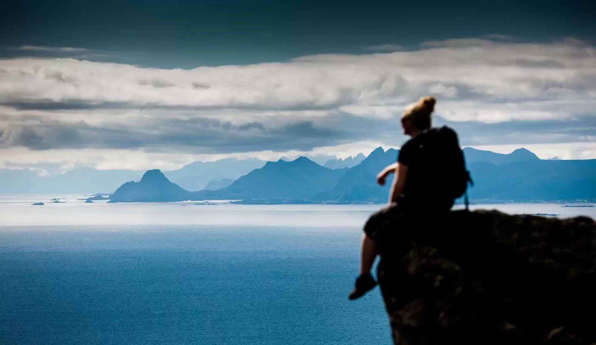 utsikt-opplevelsesuke-i-lofoten-henningsvaer-fjelltur-surfing-fiske-rib-safari-kultur-kulinarisk-norwegian-adventure-company-02.jpg – Norwegian Adventure Company
